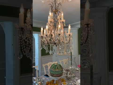 Welcome to Courtney Petit's Dallas home decked out in bright, colorful holiday style! 💗