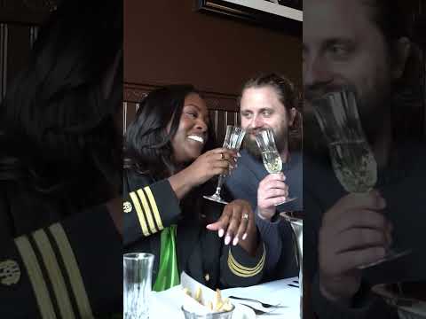 Step inside a refined Austin home, inspired by luxury hotels. ๐๏ธ ๐งณ #homeworthy #interiordesign