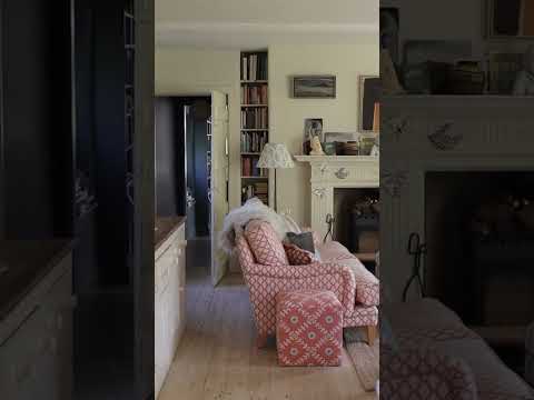 Cozy in the Cotswolds! Textile designer Vanessa Arbuthnott invites us into her whimsical home! 🥰💛