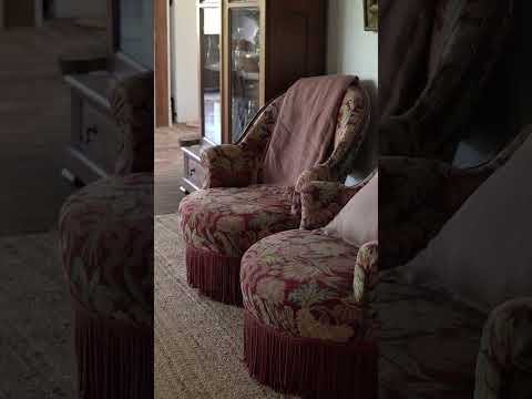 We're visiting interior designer Claire Zinnecker’s soulful 1898 Victorian home in Austin! 🏡