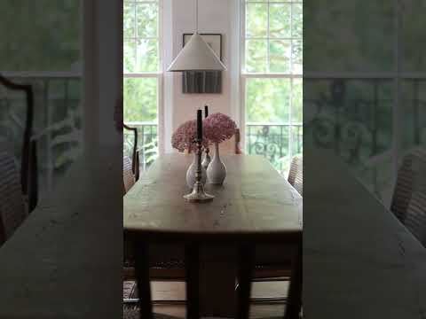 This London home is collection-filled with layers of storied finds. 📚💛