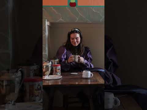 Aliénor Cros welcomes us inside her vibrant London flat full of bold colors and creative DIYs! 💚💗