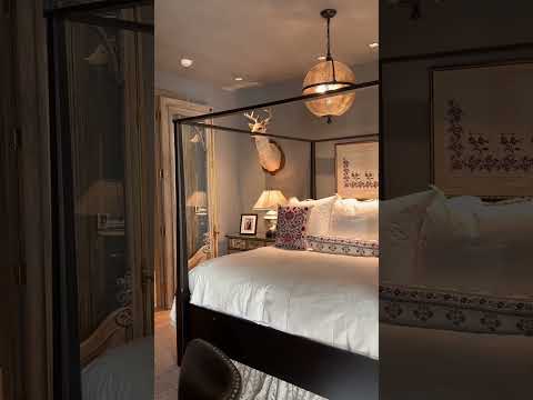 Step inside this art-filled retreat in Fort Worth, Texas! #homeworthy #interiordesign 🖼😍