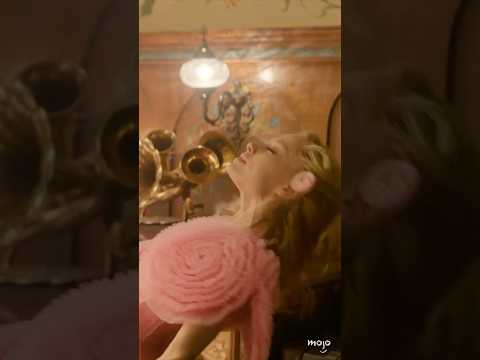 No thoughts just Ariana tossing her hair for 30 secs straight 💁🏼♀️