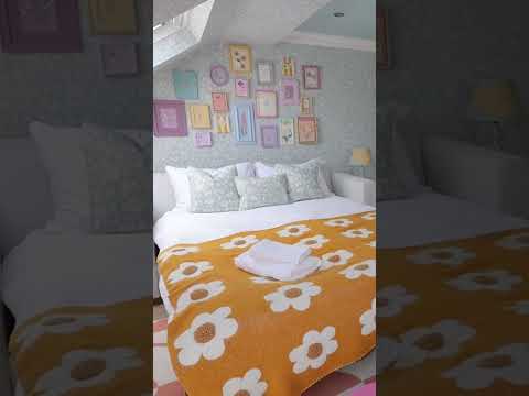 A maximalist dream! Camilla De Cesare's London home is full of pattern, color, and cheer! ❤️🥰