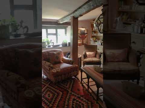 Designer Tom Cox welcomes us into his magical countryside retreat in the heart of Devon, England. 💛🖼