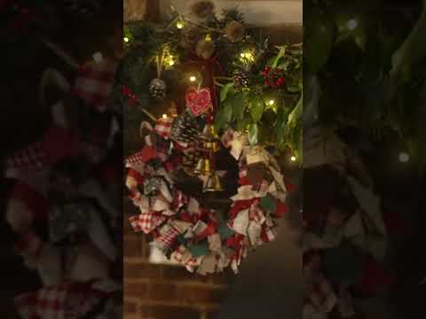 Rebecca Lovatt beautifully decorated her 17th-century English cottage for the holidays. 🎄❤️