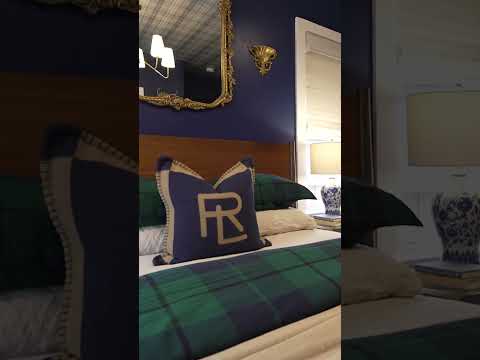 We visited Chris Kahle and Austin Green's cottage-style Dallas home with coastal charm. 🐚💙